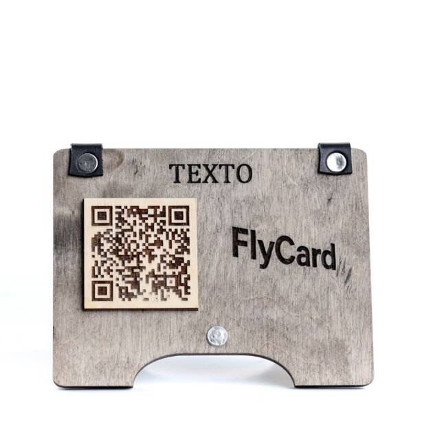 Letrero QR de madera artesanal con acabados de cuero